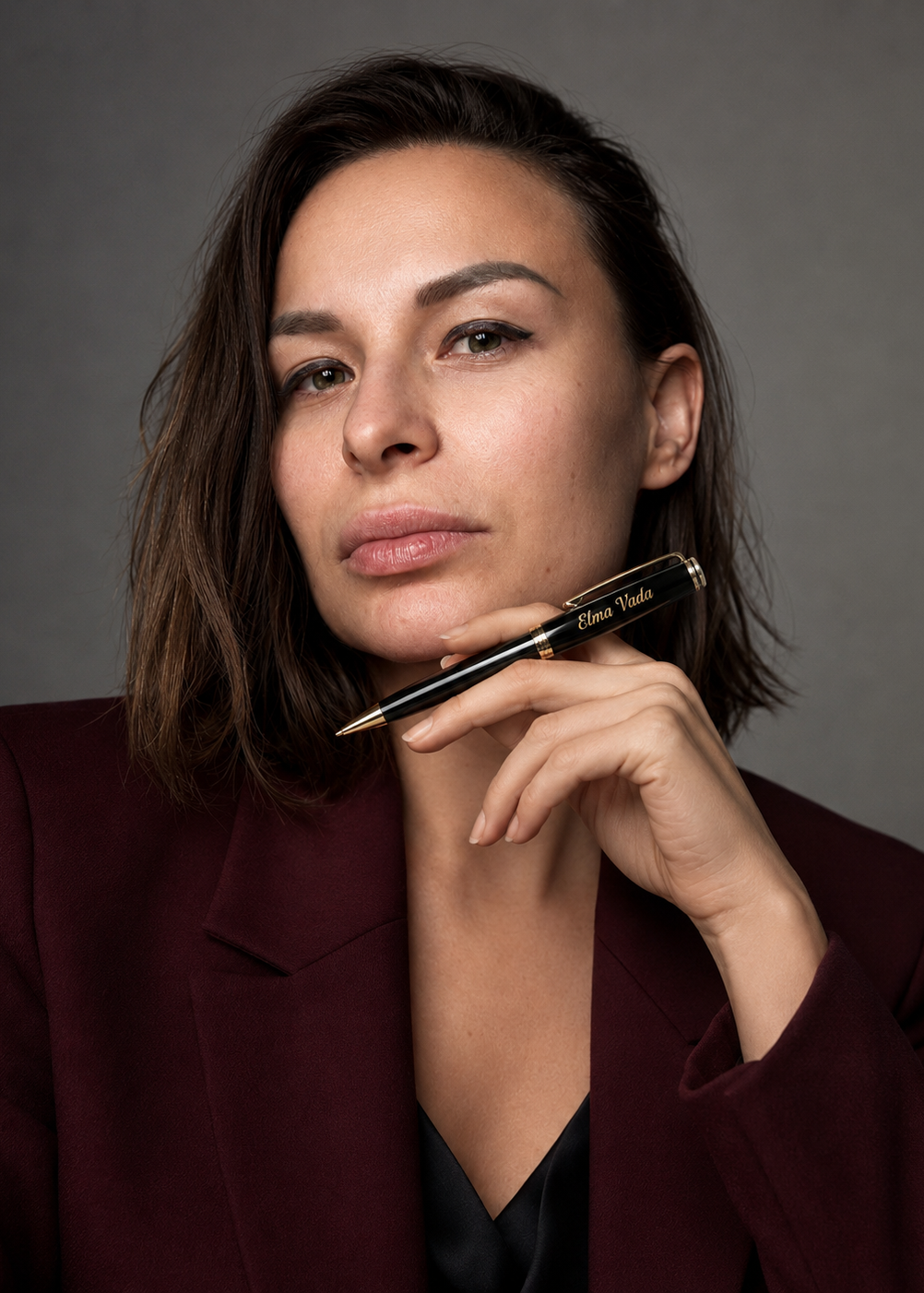 Elma Vada team member presenting a personalized pen sample.